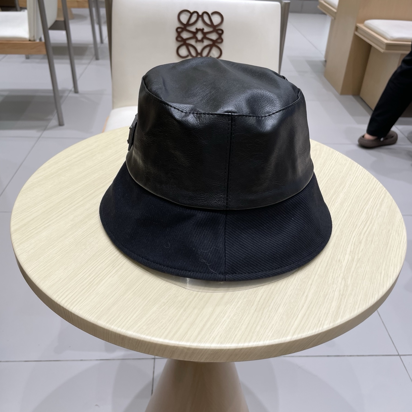  Prada普拉达小众皮质拼色气质盆帽显脸小渔夫帽时尚水桶帽遮阳帽女