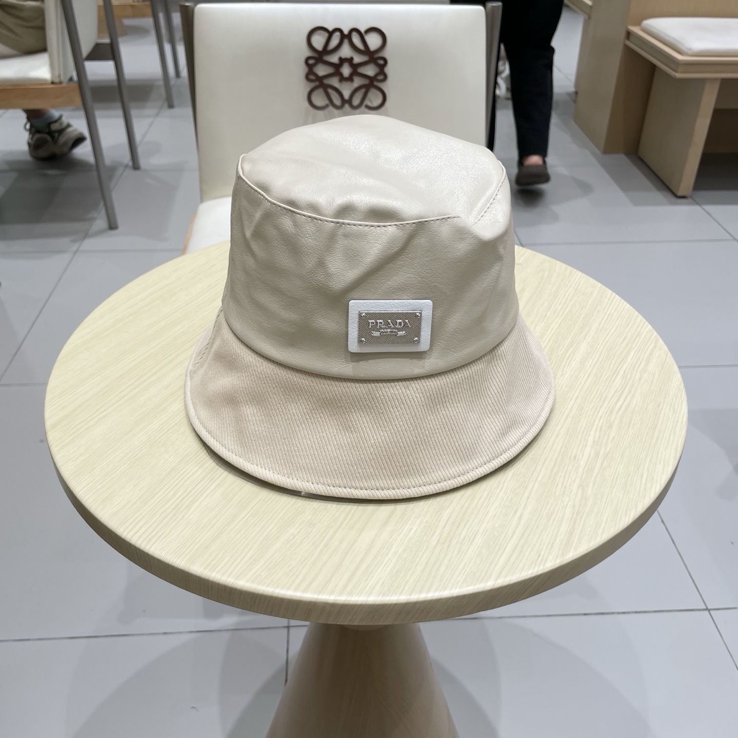  Prada普拉达小众皮质拼色气质盆帽显脸小渔夫帽时尚水桶帽遮阳帽女