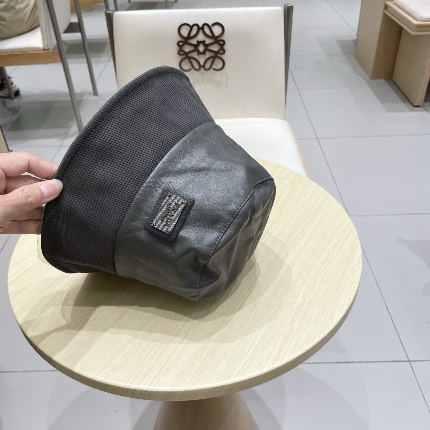  Prada普拉达小众皮质拼色气质盆帽显脸小渔夫帽时尚水桶帽遮阳帽女