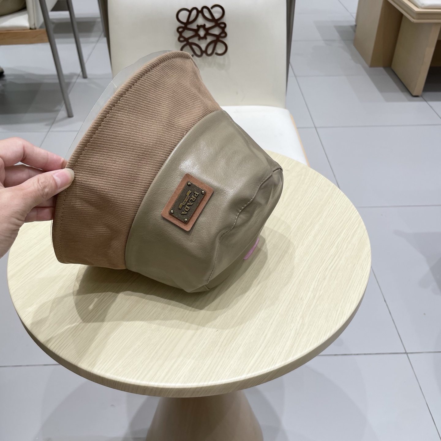  Prada普拉达小众皮质拼色气质盆帽显脸小渔夫帽时尚水桶帽遮阳帽女