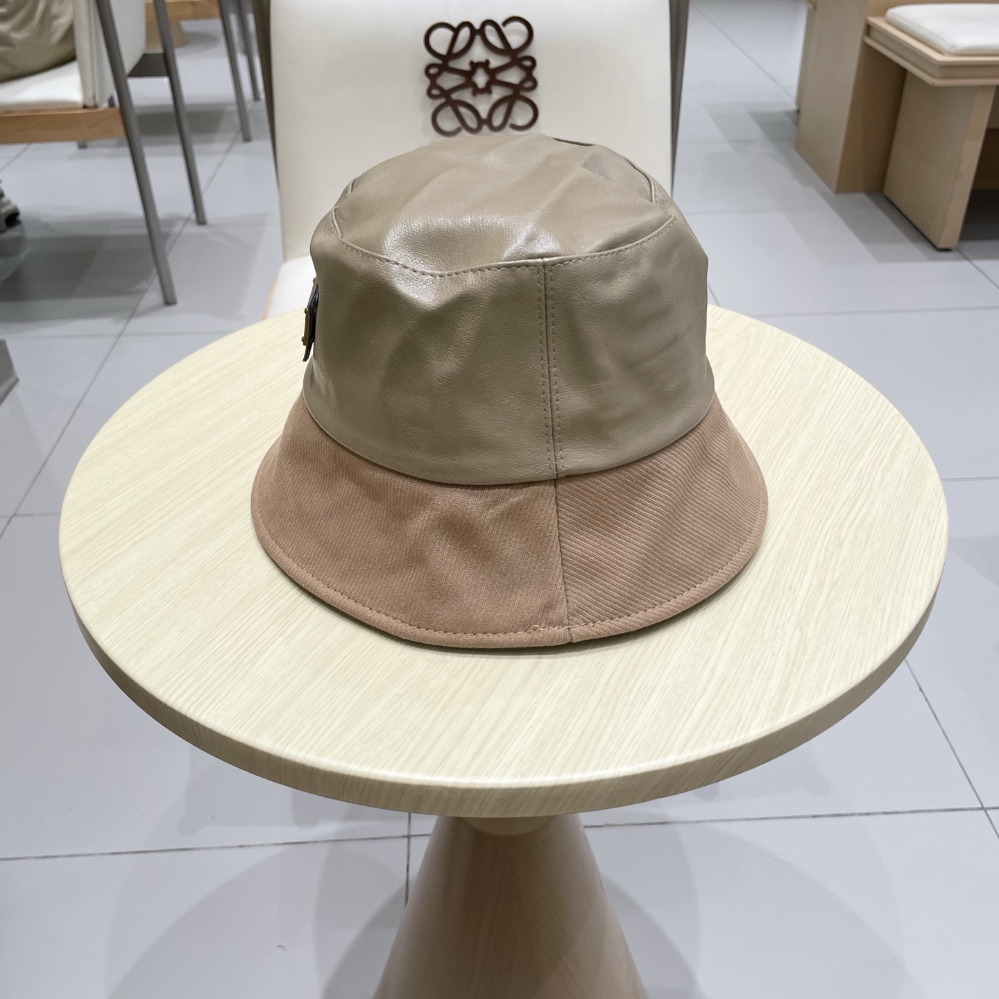  Prada普拉达小众皮质拼色气质盆帽显脸小渔夫帽时尚水桶帽遮阳帽女