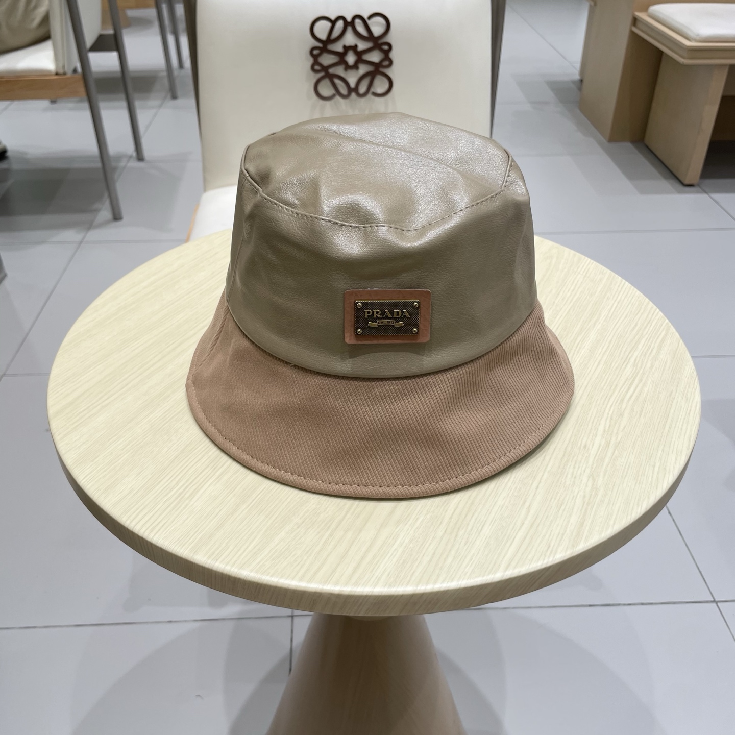 NO:670760,pradaPrada niche leather color matching temperament basin hat showing face small bucket hat fashion bucket hat sun hat women's hat bucket hat baseball cap knitted hat, hat, prada, prada, espadrilles, hats19860909prada普拉达小众皮质拼色气质盆帽显脸小渔夫帽时尚水桶帽遮阳帽女帽子渔夫帽棒球帽针织帽,帽子,prada,prada,espadrilles,hats,hat