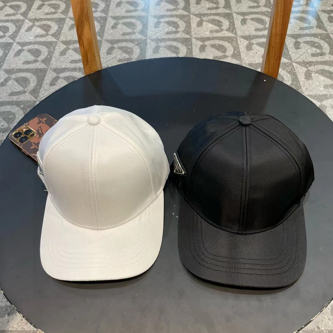  普拉达Prada 经典三角标棒球帽🧢万能必留款 戴一万年都好看 日常刚需 颜色完美 帽型正点 简直谁戴