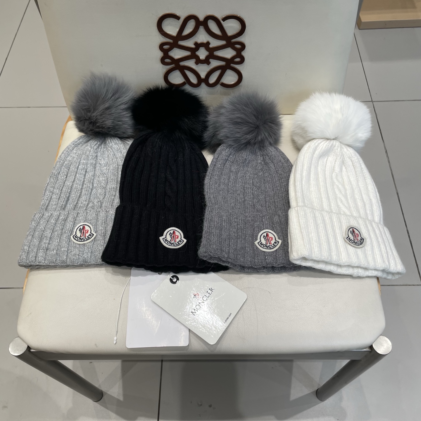  蒙口MONCLER高品质狐狸毛球针织兔羊毛毛线帽
超经典不过时的一款秋冬冷帽🥶
懂货的小姐姐必入款，帽