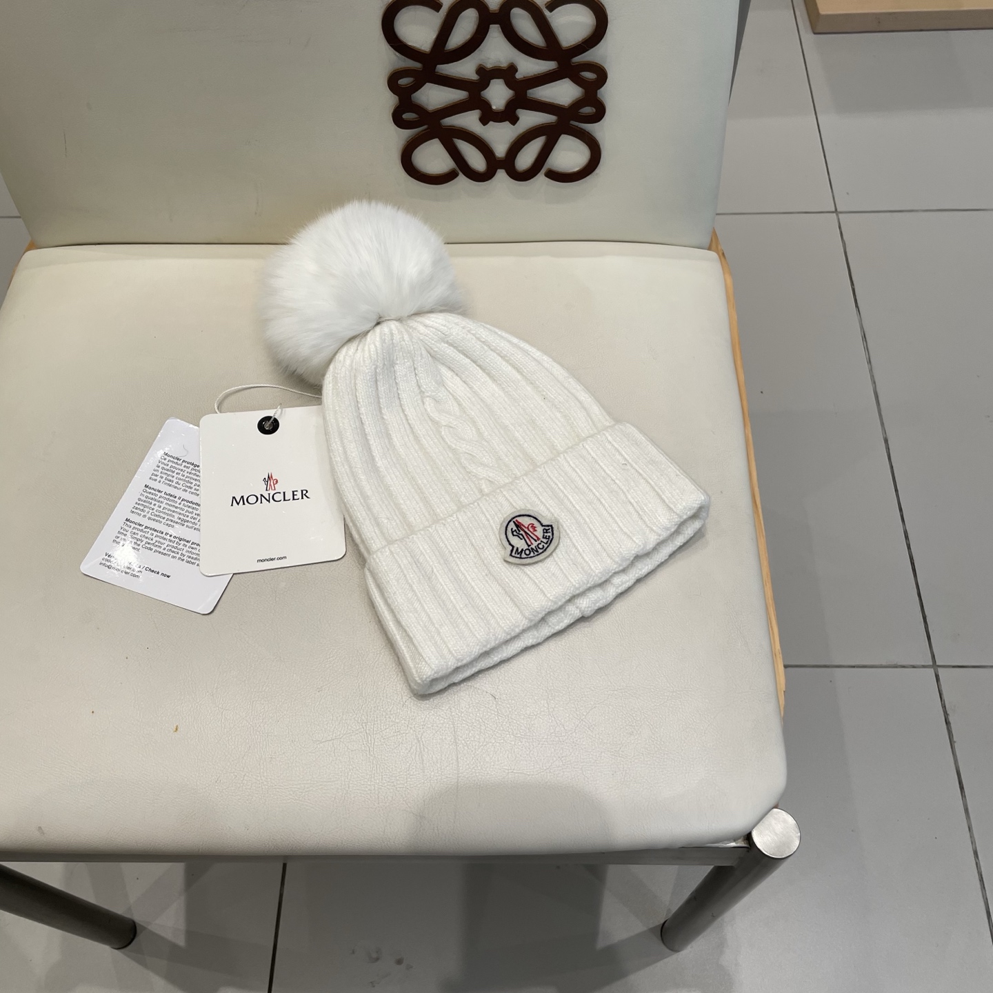  蒙口MONCLER高品质狐狸毛球针织兔羊毛毛线帽
超经典不过时的一款秋冬冷帽🥶
懂货的小姐姐必入款，帽