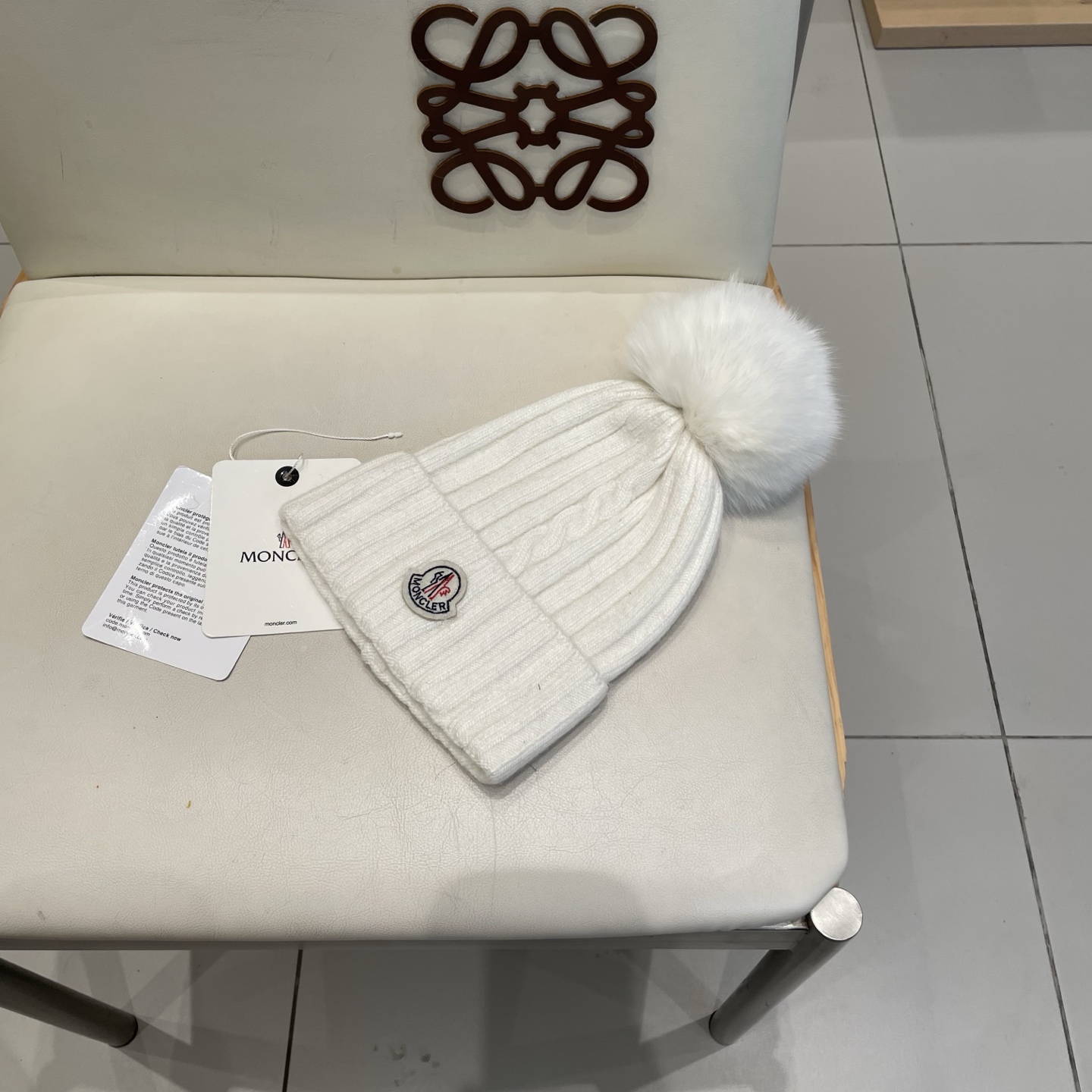  蒙口MONCLER高品质狐狸毛球针织兔羊毛毛线帽
超经典不过时的一款秋冬冷帽🥶
懂货的小姐姐必入款，帽