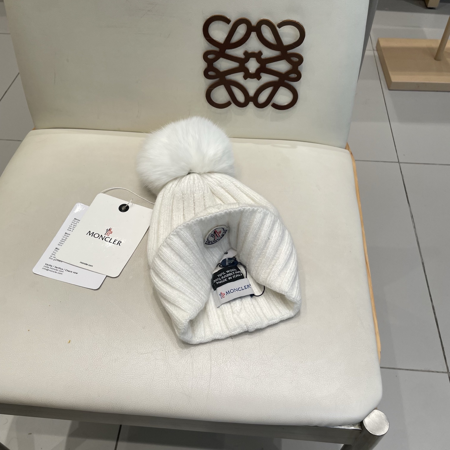  蒙口MONCLER高品质狐狸毛球针织兔羊毛毛线帽
超经典不过时的一款秋冬冷帽🥶
懂货的小姐姐必入款，帽