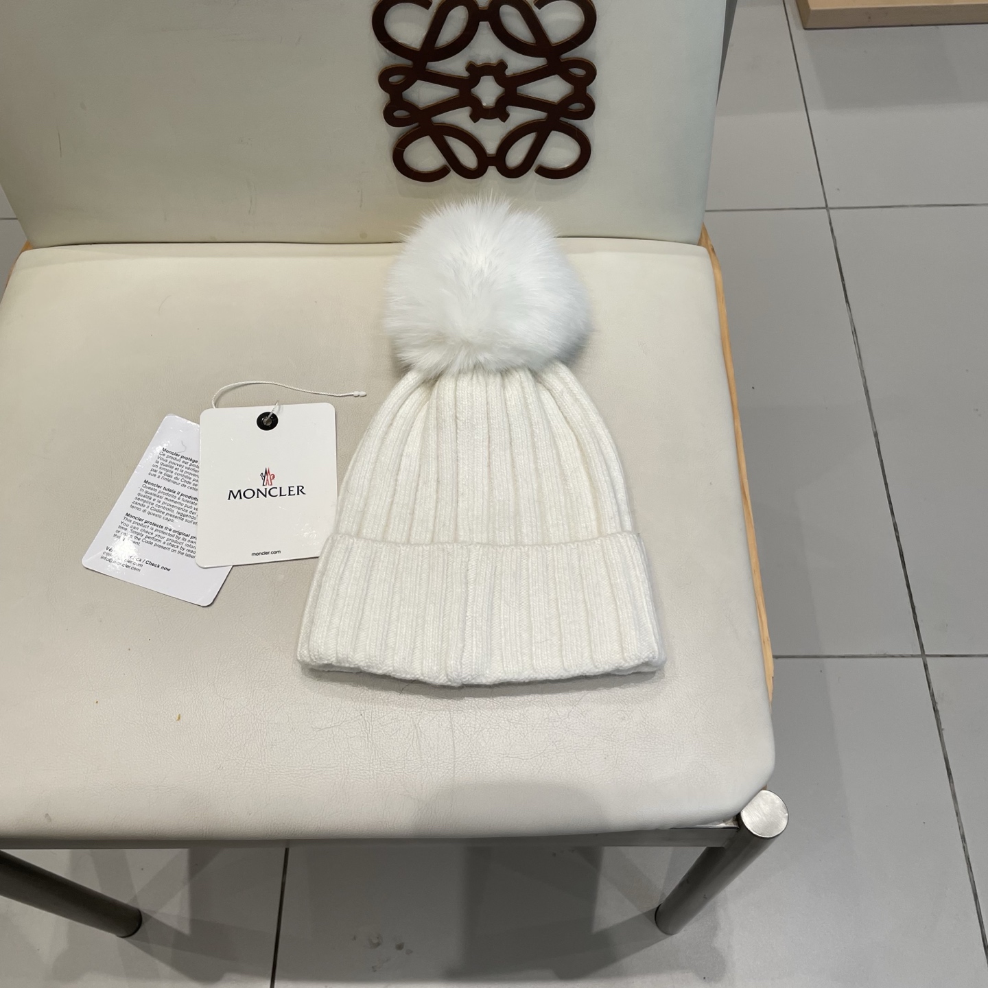  蒙口MONCLER高品质狐狸毛球针织兔羊毛毛线帽
超经典不过时的一款秋冬冷帽🥶
懂货的小姐姐必入款，帽