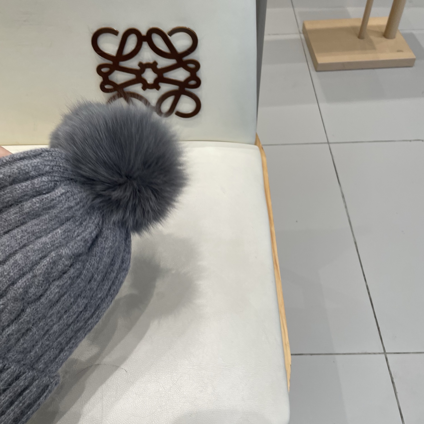  蒙口MONCLER高品质狐狸毛球针织兔羊毛毛线帽
超经典不过时的一款秋冬冷帽🥶
懂货的小姐姐必入款，帽