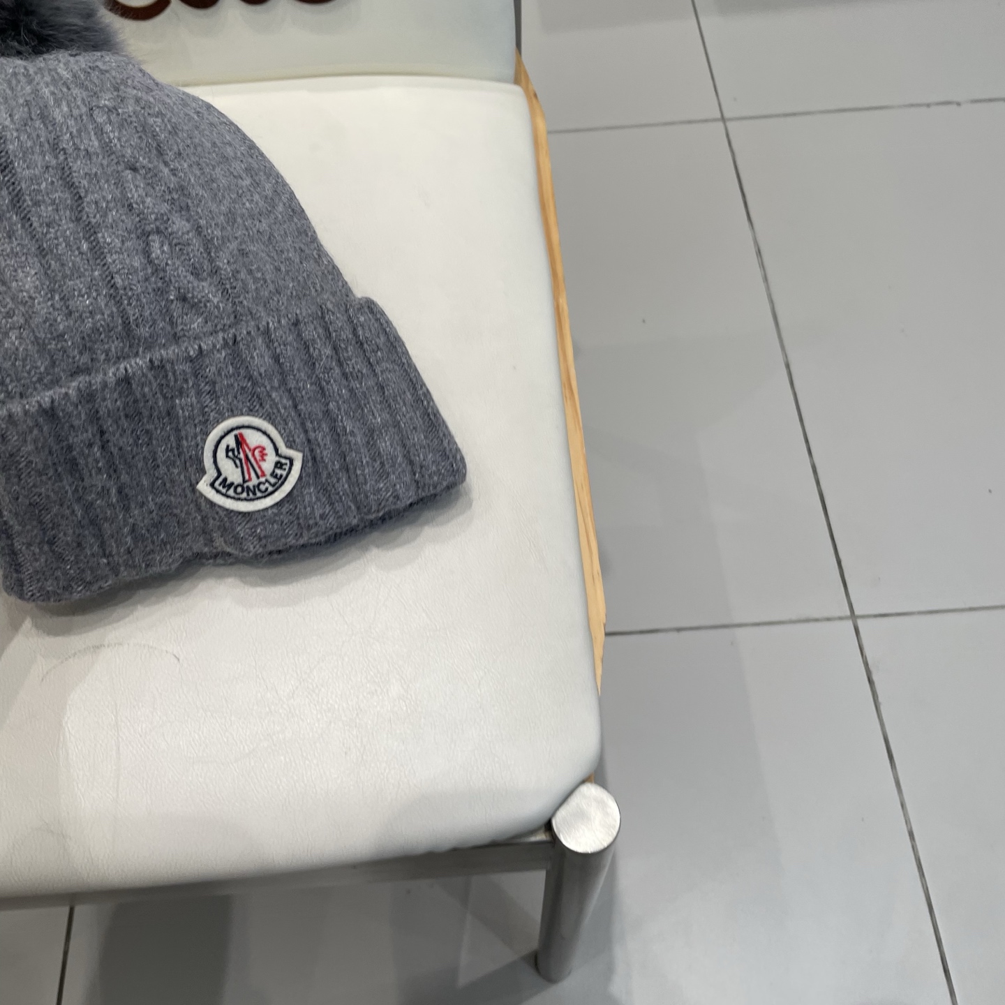  蒙口MONCLER高品质狐狸毛球针织兔羊毛毛线帽
超经典不过时的一款秋冬冷帽🥶
懂货的小姐姐必入款，帽