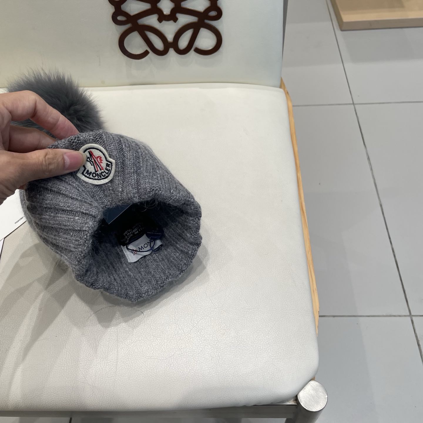  蒙口MONCLER高品质狐狸毛球针织兔羊毛毛线帽
超经典不过时的一款秋冬冷帽🥶
懂货的小姐姐必入款，帽