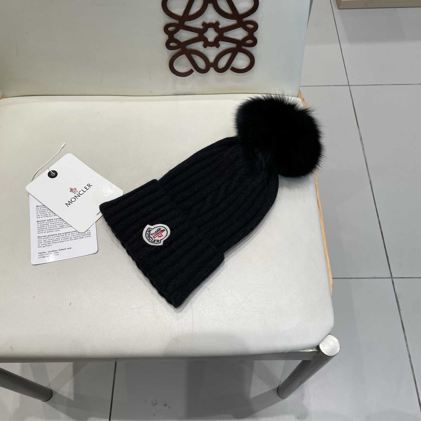  蒙口MONCLER高品质狐狸毛球针织兔羊毛毛线帽
超经典不过时的一款秋冬冷帽🥶
懂货的小姐姐必入款，帽