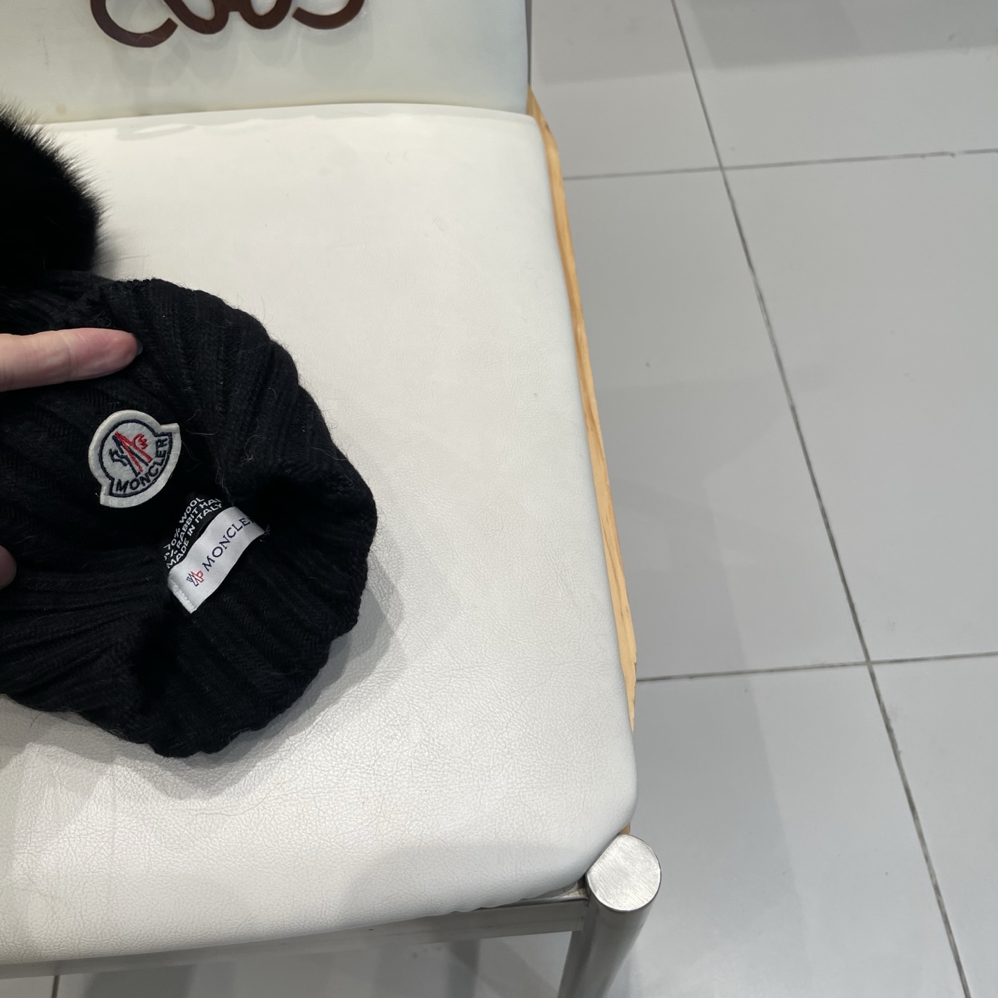  蒙口MONCLER高品质狐狸毛球针织兔羊毛毛线帽
超经典不过时的一款秋冬冷帽🥶
懂货的小姐姐必入款，帽