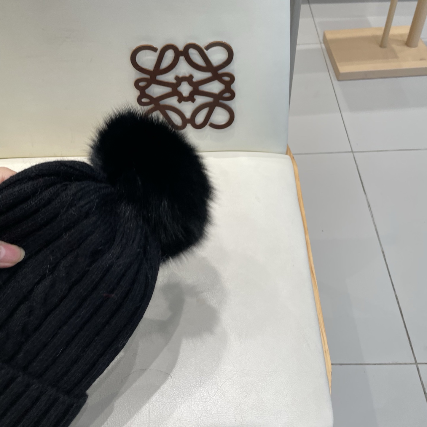  蒙口MONCLER高品质狐狸毛球针织兔羊毛毛线帽
超经典不过时的一款秋冬冷帽🥶
懂货的小姐姐必入款，帽