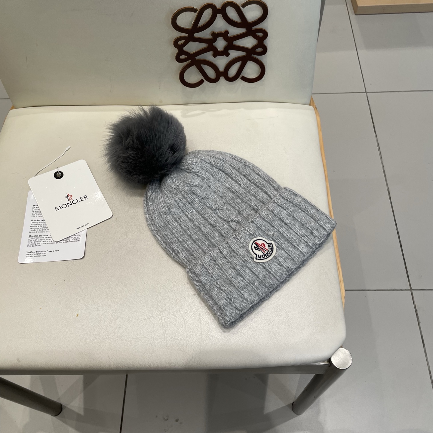  蒙口MONCLER高品质狐狸毛球针织兔羊毛毛线帽
超经典不过时的一款秋冬冷帽🥶
懂货的小姐姐必入款，帽