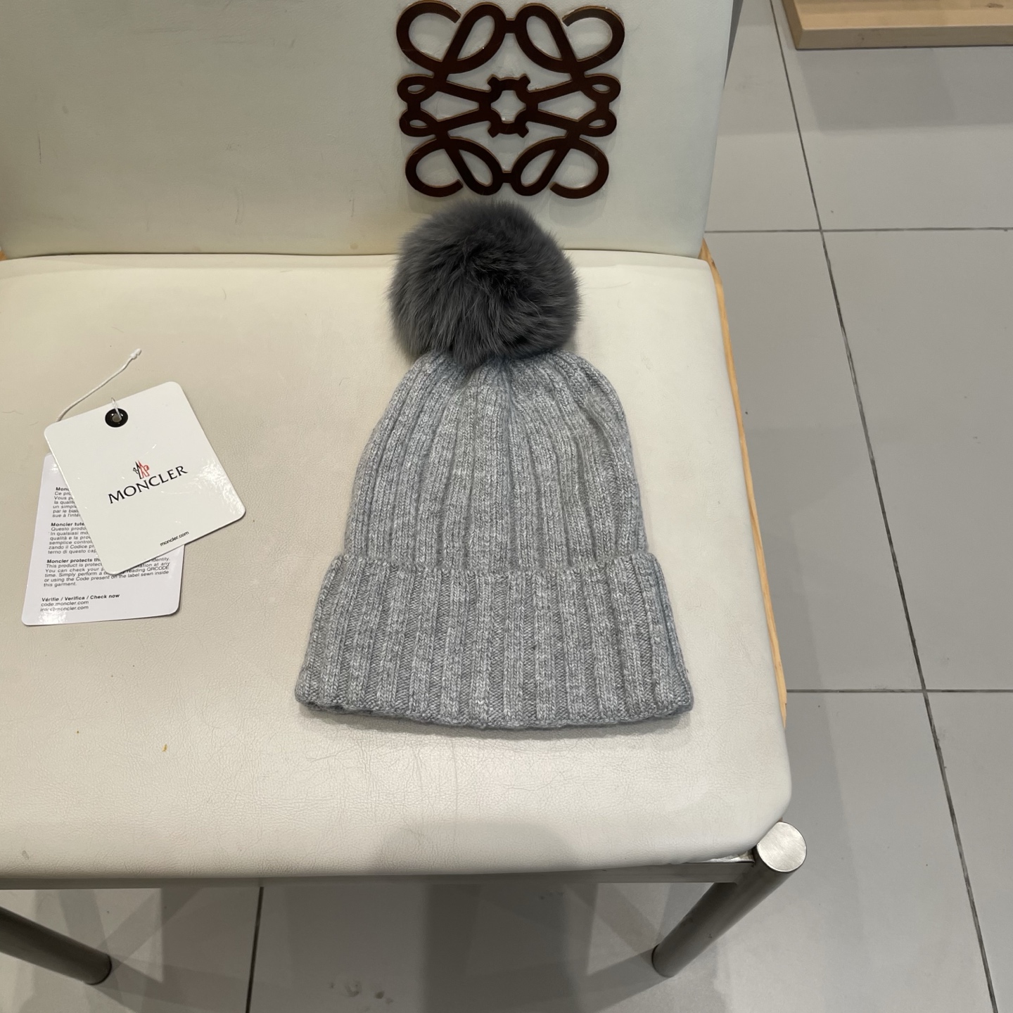  蒙口MONCLER高品质狐狸毛球针织兔羊毛毛线帽
超经典不过时的一款秋冬冷帽🥶
懂货的小姐姐必入款，帽