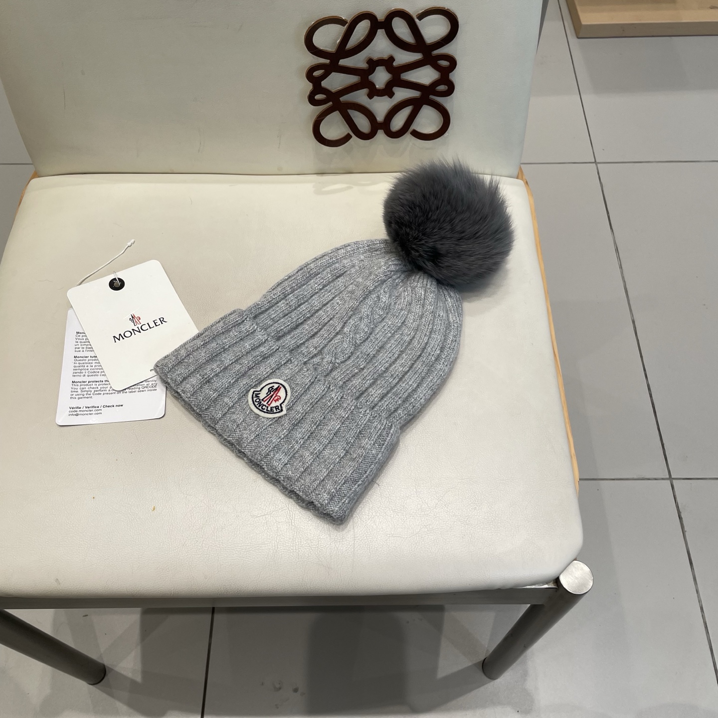  蒙口MONCLER高品质狐狸毛球针织兔羊毛毛线帽
超经典不过时的一款秋冬冷帽🥶
懂货的小姐姐必入款，帽