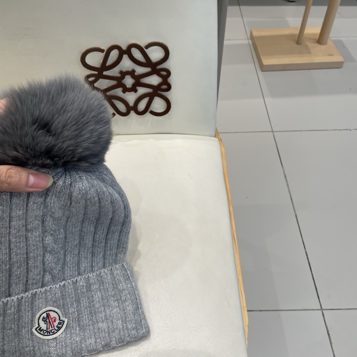  蒙口MONCLER高品质狐狸毛球针织兔羊毛毛线帽
超经典不过时的一款秋冬冷帽🥶
懂货的小姐姐必入款，帽