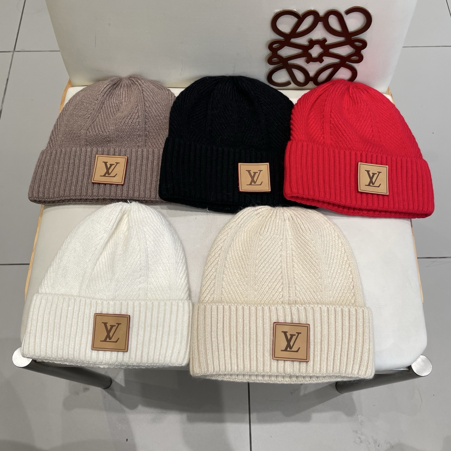   高版本！！！
Lv路易威登高品质针织兔羊毛毛线帽
超经典不过时的一款秋冬冷帽🥶
懂货的小姐姐必入款，