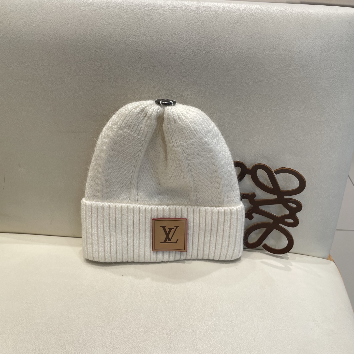   高版本！！！
Lv路易威登高品质针织兔羊毛毛线帽
超经典不过时的一款秋冬冷帽🥶
懂货的小姐姐必入款，