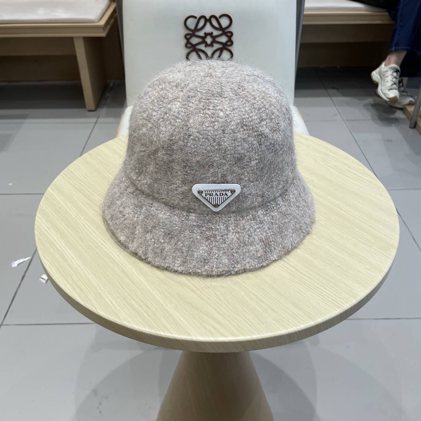  Prada普拉达羊毛渔夫帽子女秋冬季时尚保暖百搭水桶帽韩版简约休闲盆帽