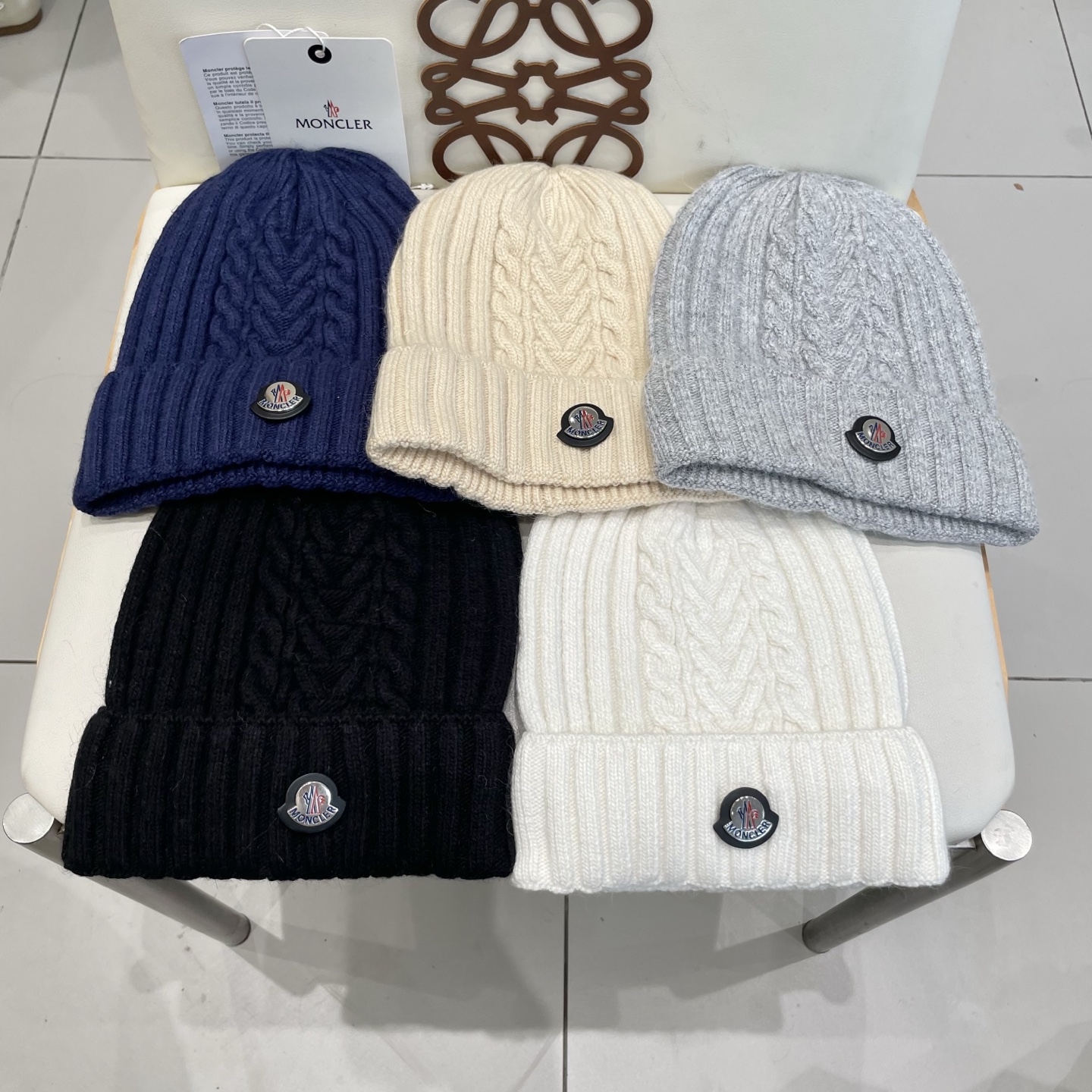   蒙口MONCLER针织毛线帽！百分之70羊毛+百分之三十兔毛小姐姐的冬日最爱～随便搭配什么衣服都好看