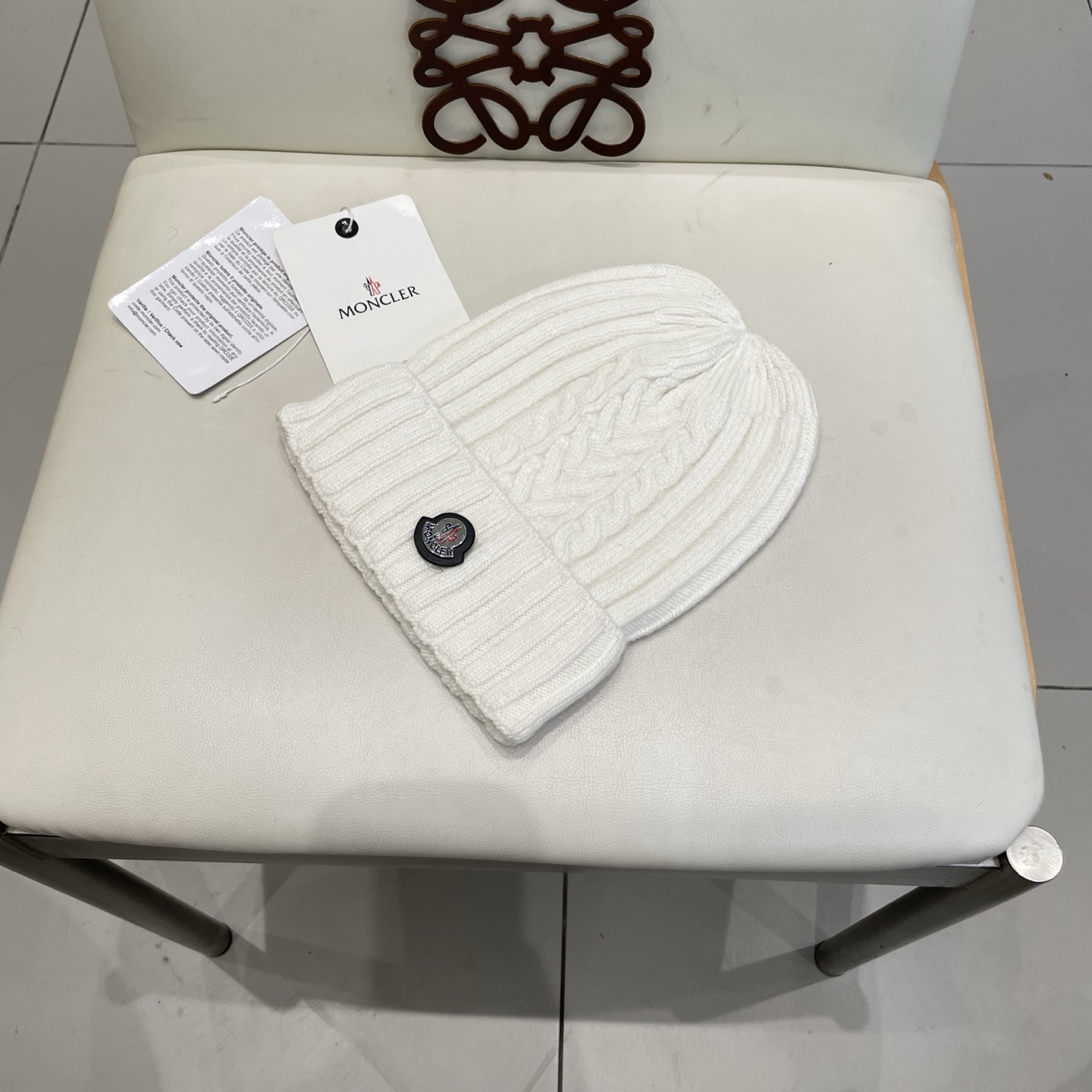   蒙口MONCLER针织毛线帽！百分之70羊毛+百分之三十兔毛小姐姐的冬日最爱～随便搭配什么衣服都好看