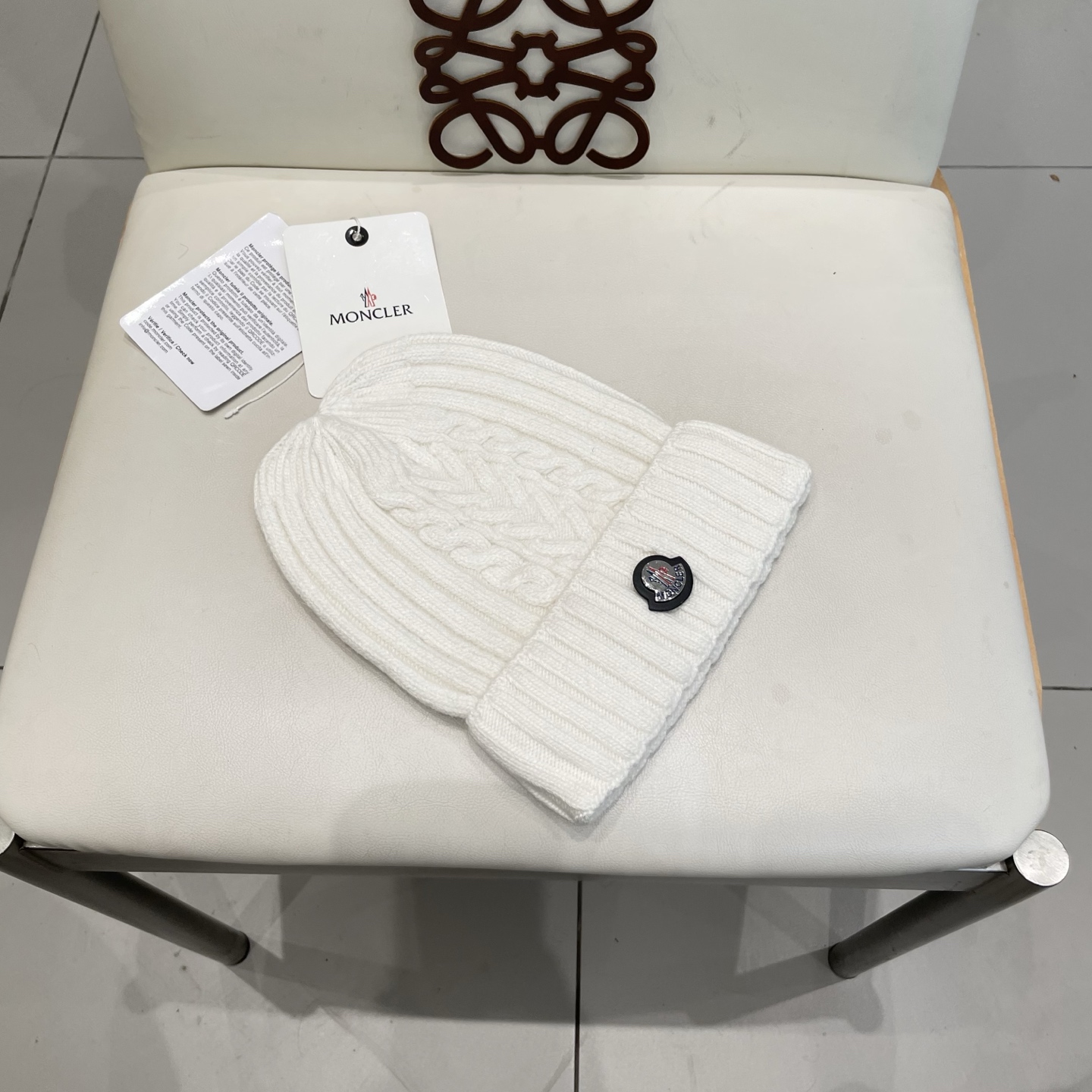   蒙口MONCLER针织毛线帽！百分之70羊毛+百分之三十兔毛小姐姐的冬日最爱～随便搭配什么衣服都好看