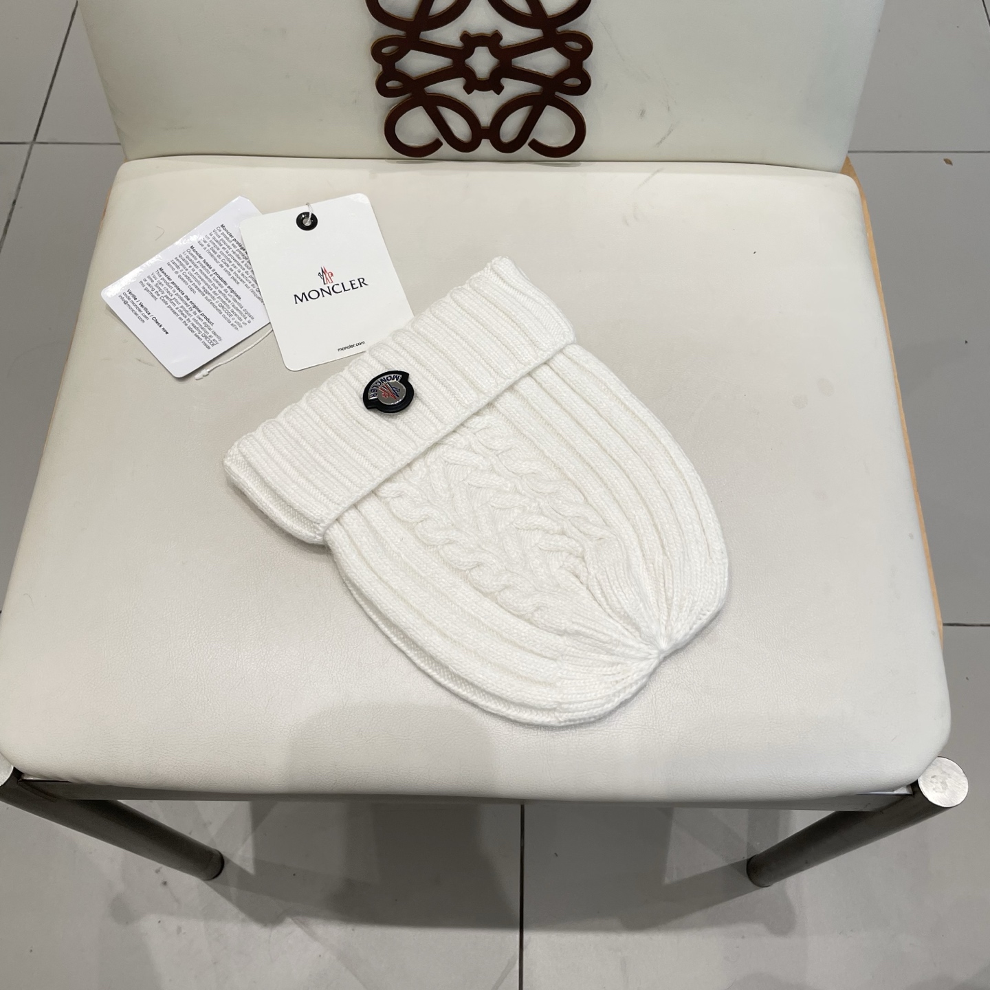   蒙口MONCLER针织毛线帽！百分之70羊毛+百分之三十兔毛小姐姐的冬日最爱～随便搭配什么衣服都好看