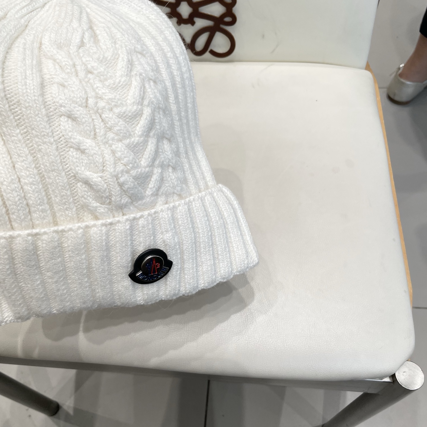   蒙口MONCLER针织毛线帽！百分之70羊毛+百分之三十兔毛小姐姐的冬日最爱～随便搭配什么衣服都好看