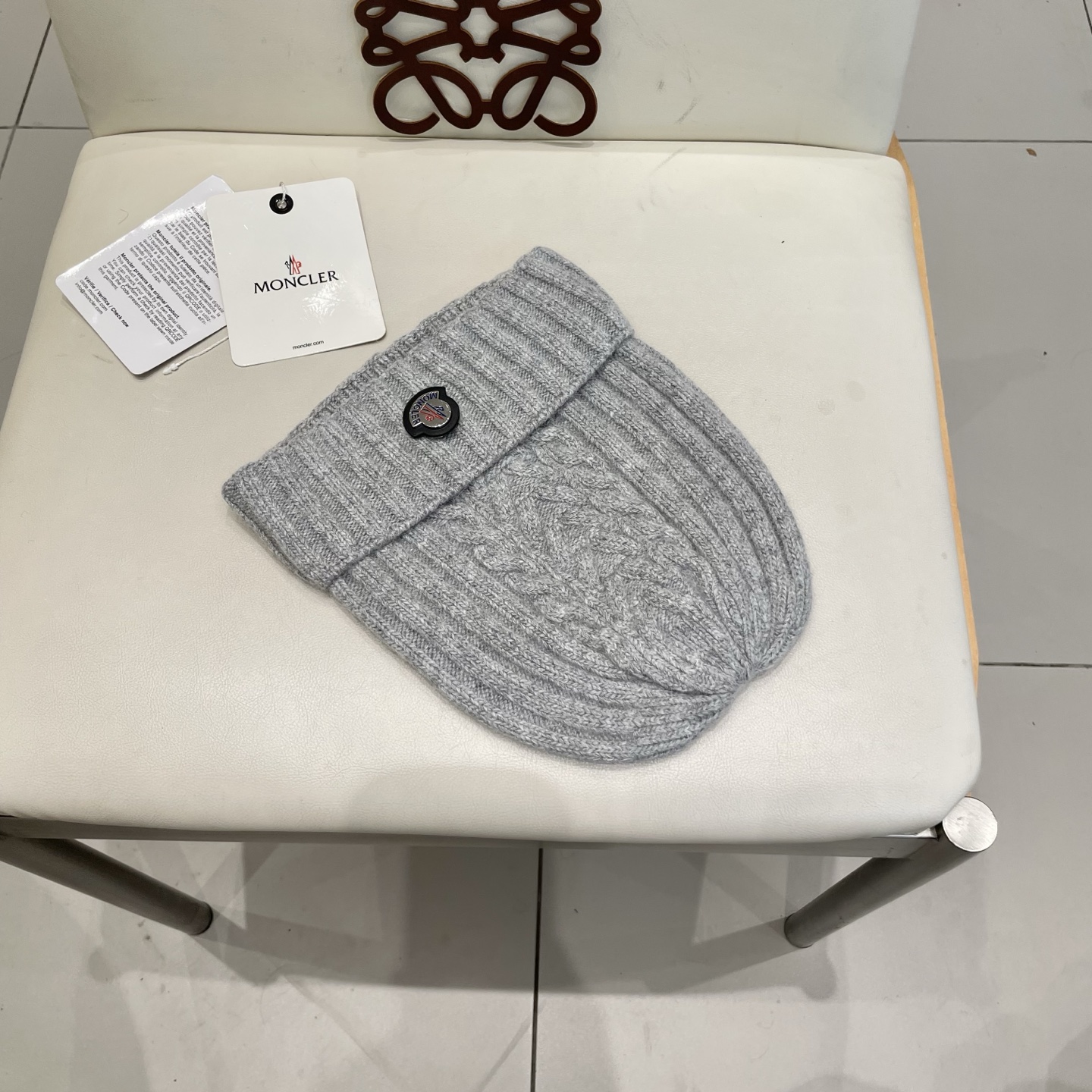   蒙口MONCLER针织毛线帽！百分之70羊毛+百分之三十兔毛小姐姐的冬日最爱～随便搭配什么衣服都好看