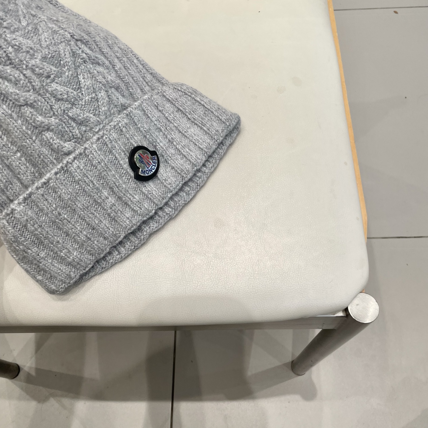   蒙口MONCLER针织毛线帽！百分之70羊毛+百分之三十兔毛小姐姐的冬日最爱～随便搭配什么衣服都好看