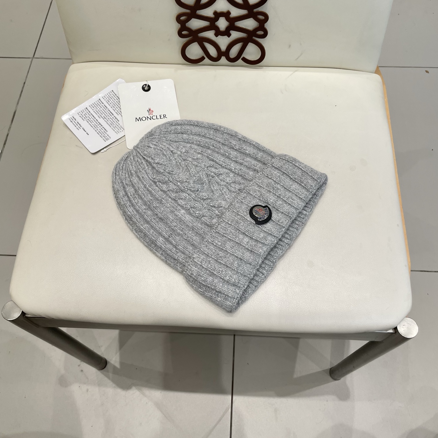   蒙口MONCLER针织毛线帽！百分之70羊毛+百分之三十兔毛小姐姐的冬日最爱～随便搭配什么衣服都好看