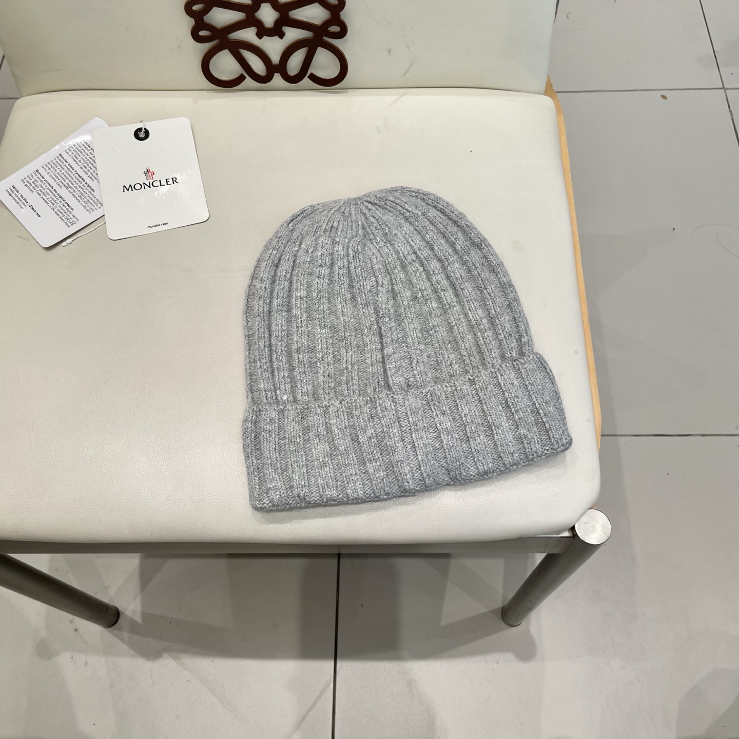   蒙口MONCLER针织毛线帽！百分之70羊毛+百分之三十兔毛小姐姐的冬日最爱～随便搭配什么衣服都好看