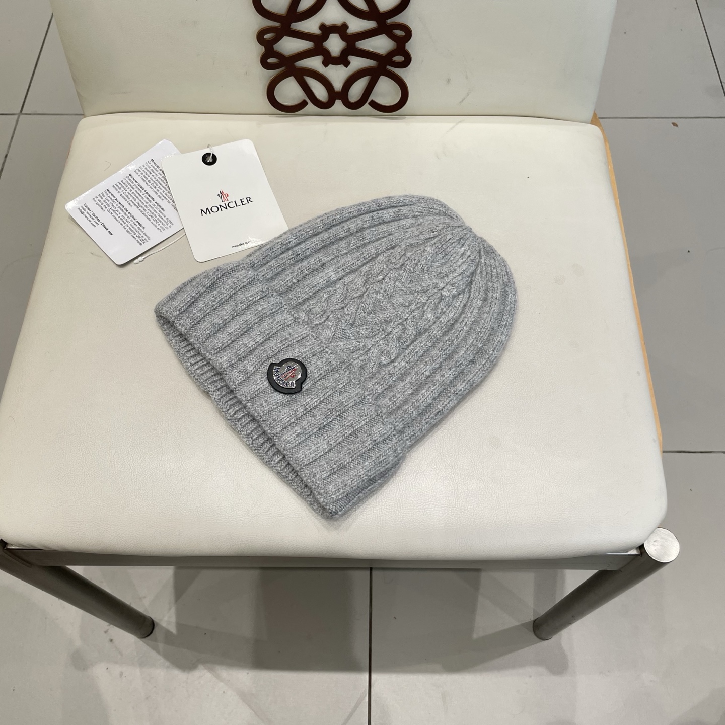   蒙口MONCLER针织毛线帽！百分之70羊毛+百分之三十兔毛小姐姐的冬日最爱～随便搭配什么衣服都好看