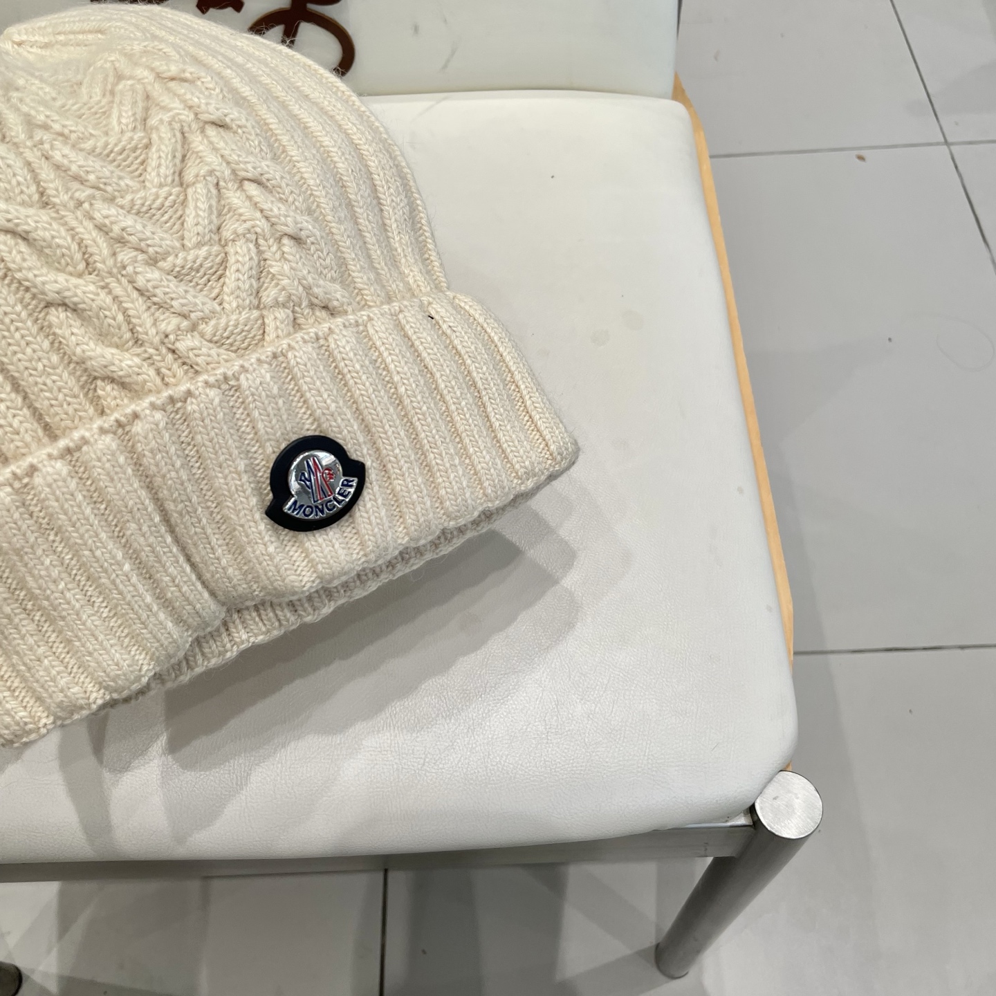   蒙口MONCLER针织毛线帽！百分之70羊毛+百分之三十兔毛小姐姐的冬日最爱～随便搭配什么衣服都好看