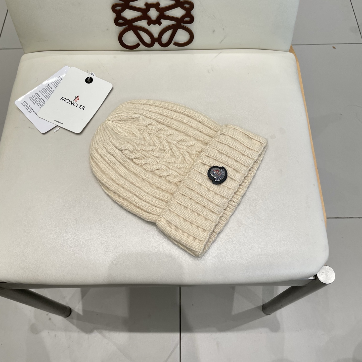   蒙口MONCLER针织毛线帽！百分之70羊毛+百分之三十兔毛小姐姐的冬日最爱～随便搭配什么衣服都好看