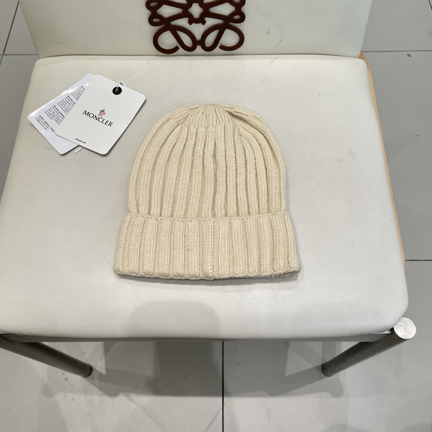   蒙口MONCLER针织毛线帽！百分之70羊毛+百分之三十兔毛小姐姐的冬日最爱～随便搭配什么衣服都好看