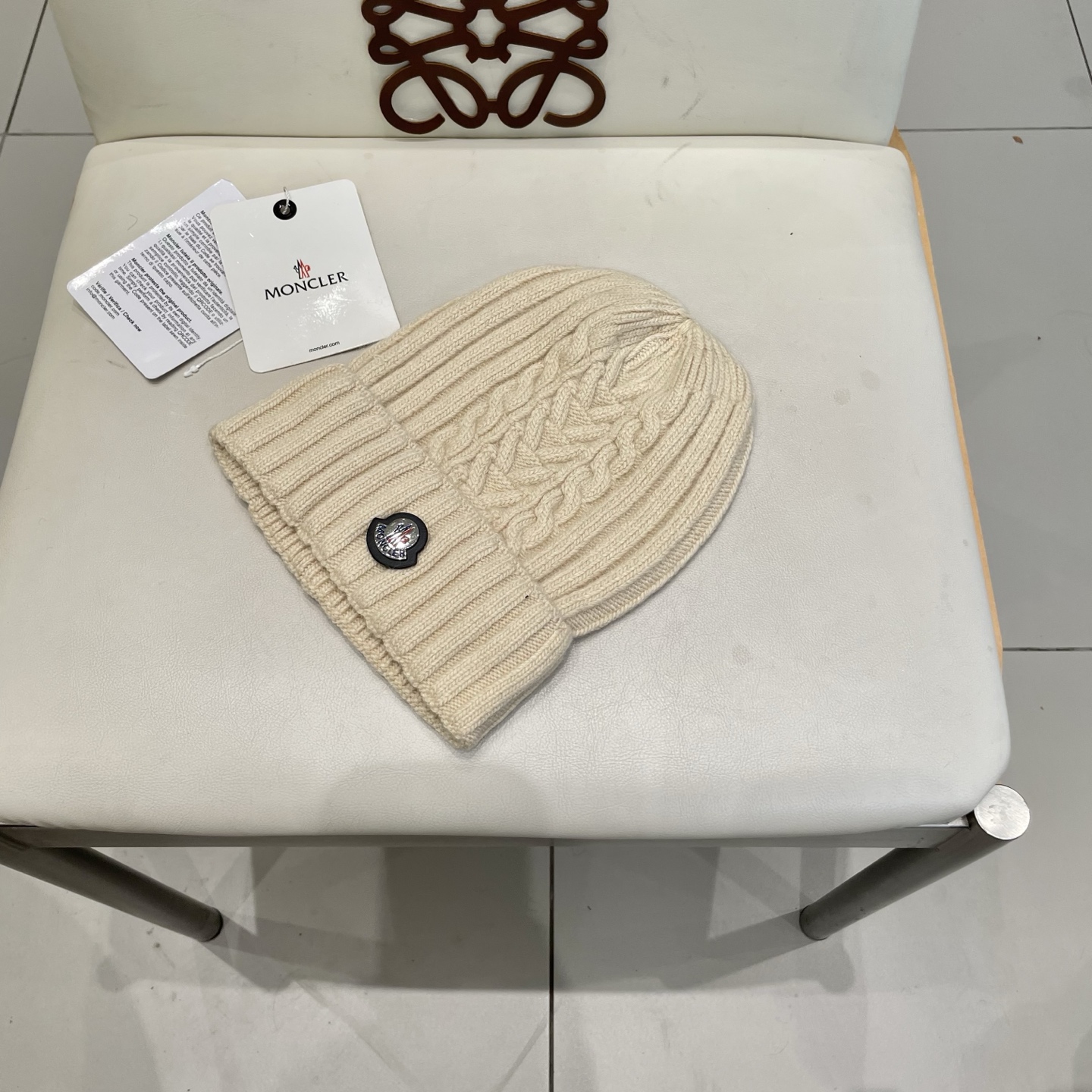   蒙口MONCLER针织毛线帽！百分之70羊毛+百分之三十兔毛小姐姐的冬日最爱～随便搭配什么衣服都好看