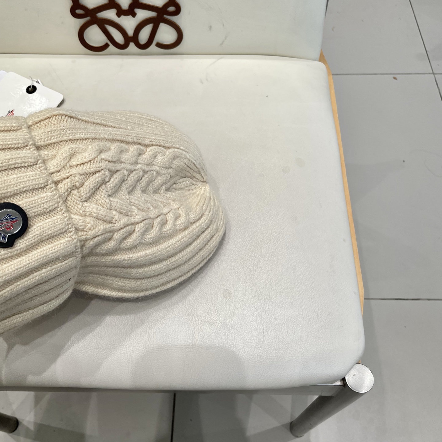   蒙口MONCLER针织毛线帽！百分之70羊毛+百分之三十兔毛小姐姐的冬日最爱～随便搭配什么衣服都好看