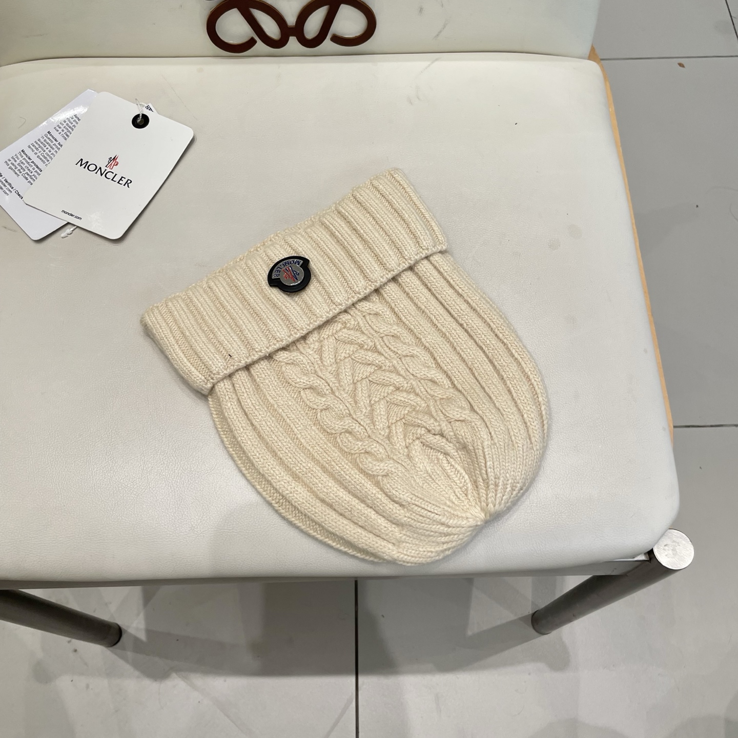   蒙口MONCLER针织毛线帽！百分之70羊毛+百分之三十兔毛小姐姐的冬日最爱～随便搭配什么衣服都好看