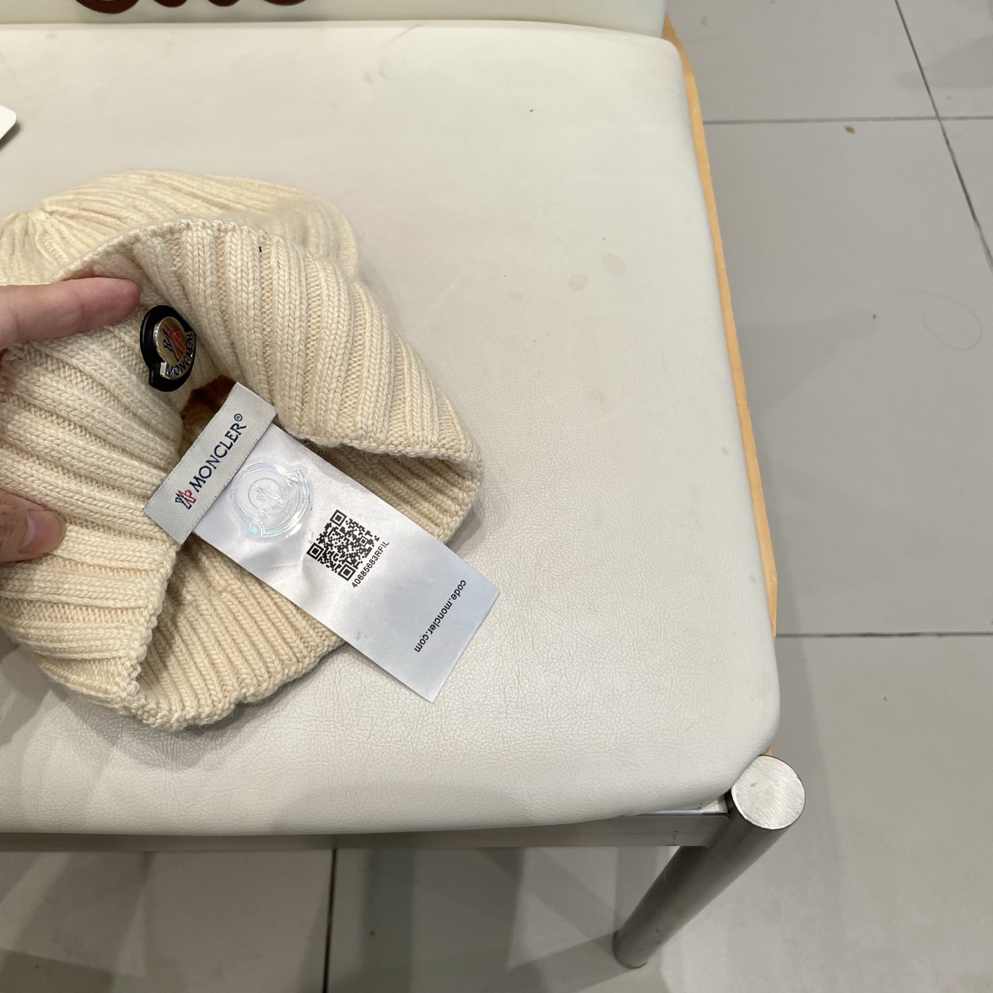   蒙口MONCLER针织毛线帽！百分之70羊毛+百分之三十兔毛小姐姐的冬日最爱～随便搭配什么衣服都好看