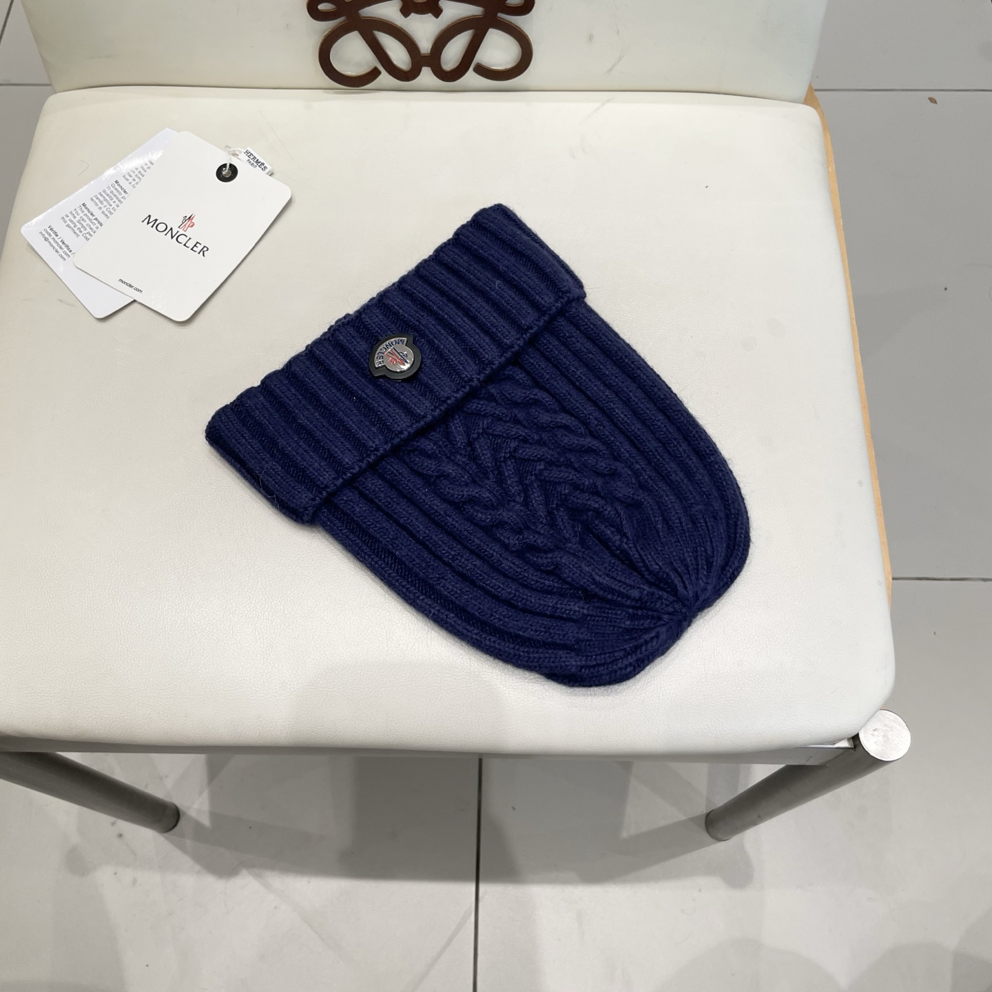   蒙口MONCLER针织毛线帽！百分之70羊毛+百分之三十兔毛小姐姐的冬日最爱～随便搭配什么衣服都好看