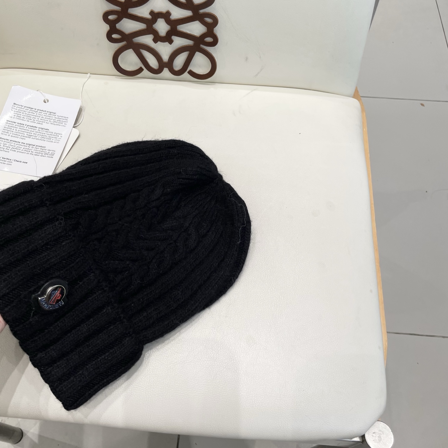   蒙口MONCLER针织毛线帽！百分之70羊毛+百分之三十兔毛小姐姐的冬日最爱～随便搭配什么衣服都好看
