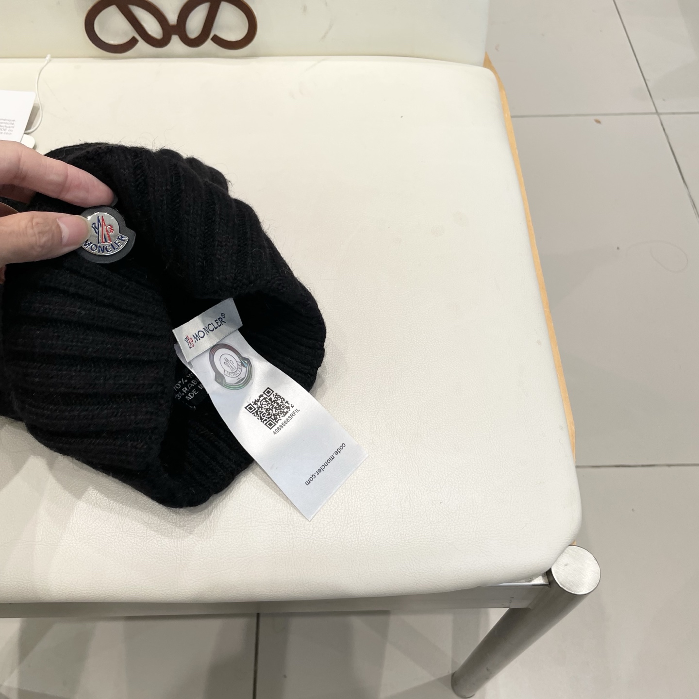   蒙口MONCLER针织毛线帽！百分之70羊毛+百分之三十兔毛小姐姐的冬日最爱～随便搭配什么衣服都好看