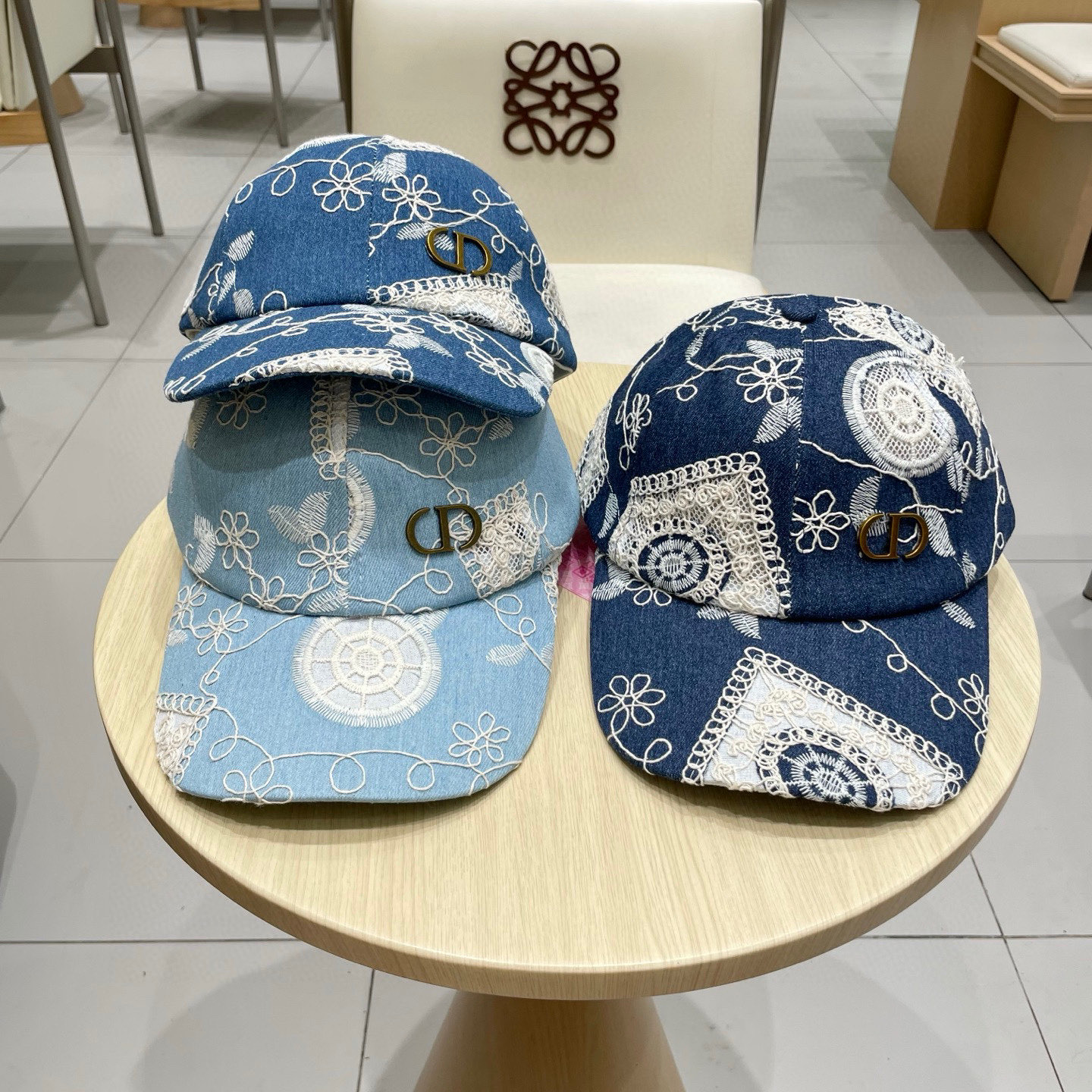  Dior(迪奥)新款刺绣牛仔棒球帽，纯棉内里，轻盈透气！质量超赞，基础头围56，可调节。三色