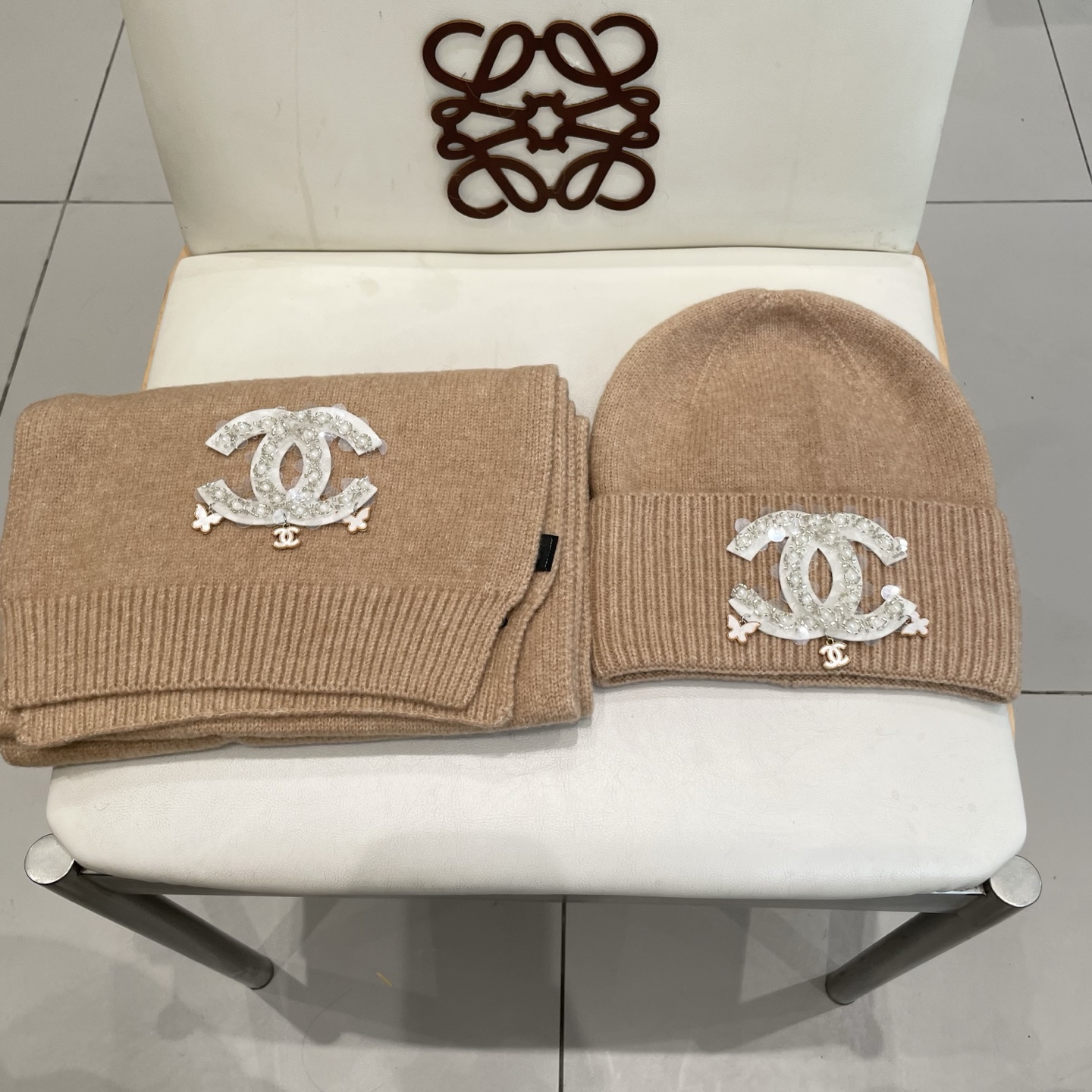 NO:659570,Chanel CHANEL Xiaohongshu hot style, 70 wool 30 rabbit fur, popular multi-color official website new product classic suit hat!  Hat and scarf!  It feels great in hand!  It’s warm and super comfortable. This winter, all you need is a hat set like this. It’s warm and fashionable!  Welcome to choose!! Suit, suit, chanel, chanel, hats19860909香奈儿CHANEL小红书爆款,70羊毛30兔毛,跑量多色官网新品经典套装帽子！帽子围巾！手感一级棒！暖暖哒超级舒服～这个冬天你就差这么一套装帽子啦～又保暖又时尚！欢迎选择!!套装,套装,chanel,chanel,hats,accessory