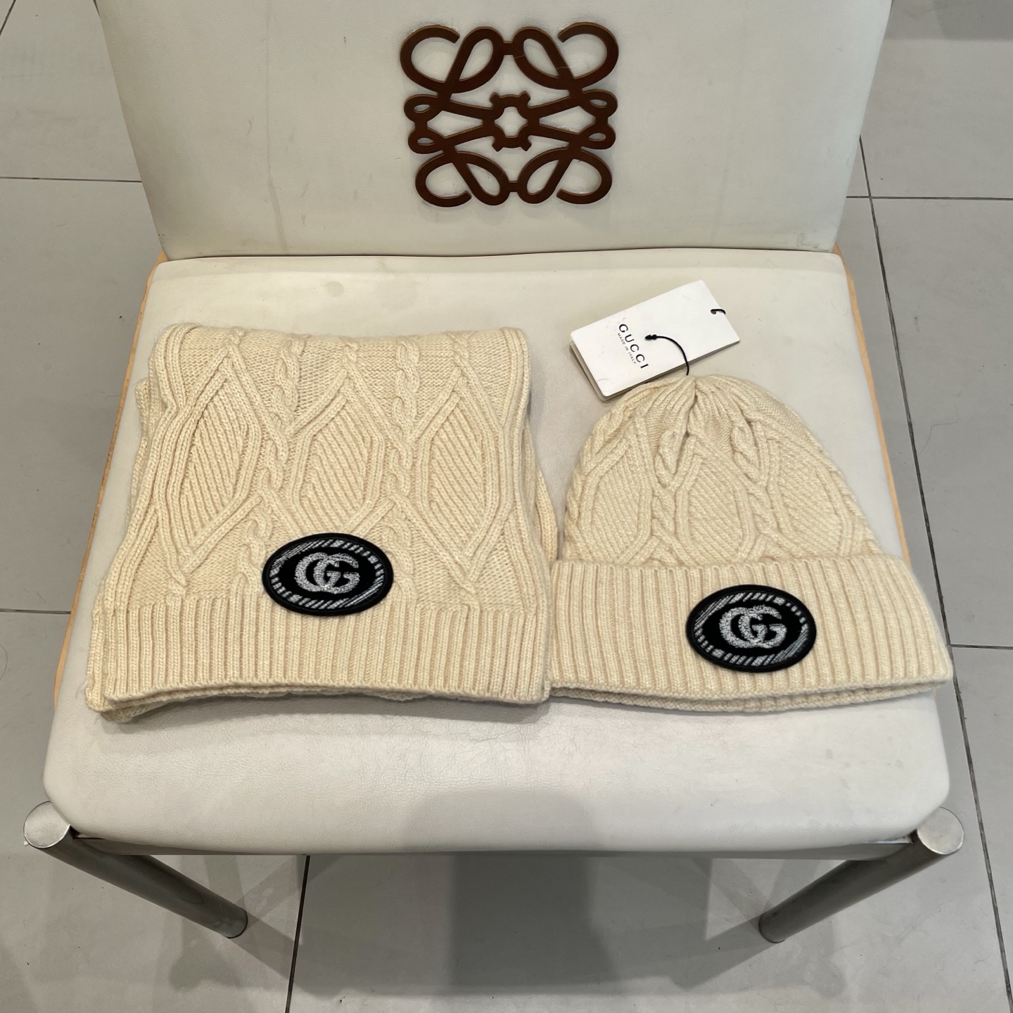 NO:659574,Gucci GUCCI classic suit hat!  Hat and scarf!  70% wool + 30% rabbit fur and rabbit down quality!  It's warm and super comfortable. This winter, all you need is a set of hats. It's warm and fashionable!  Unisex model! Can be made as a couple model!  Complete range of anti-counterfeiting labels and elevators!  Many styles, welcome to choose!! Suits, suits, gucci, hats19860909古奇GUCCI经典套装帽子！帽子围巾！百分之七十羊毛+百分之三十兔毛兔绒品质！暖暖哒超级舒服～这个冬天你就差这么一套套装帽子啦～又保暖又时尚！男女通用款!可以做情侣款！防伪标签吊卡齐全！多多款式,欢迎选择!!套装,套装,gucci,hats,accessory