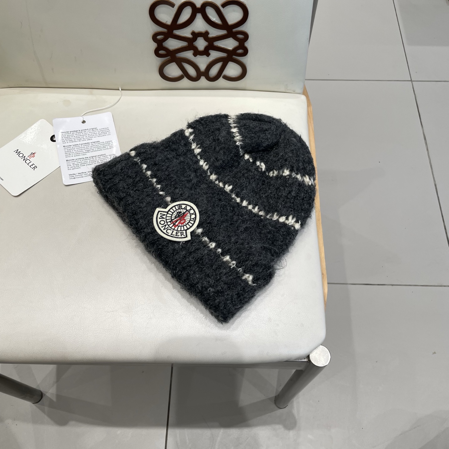  蒙口MONCLER经典蒙口毛线帽
秋冬颜值超高的单品之一
 毛质非常紧致有质感！