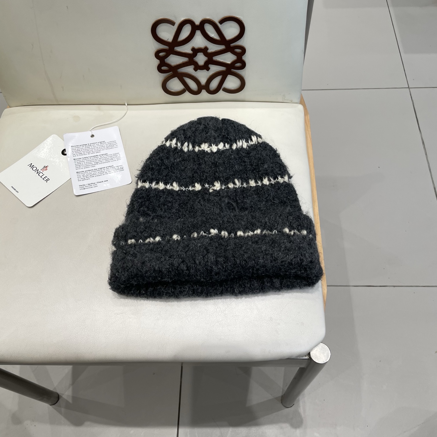  蒙口MONCLER经典蒙口毛线帽
秋冬颜值超高的单品之一
 毛质非常紧致有质感！